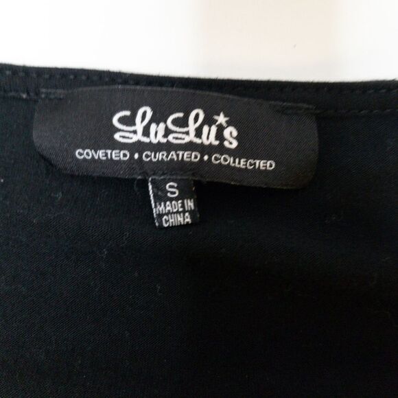Lulu's Twisted Deep V Roll Tab Shirt Black Small - Picture 7 of 7